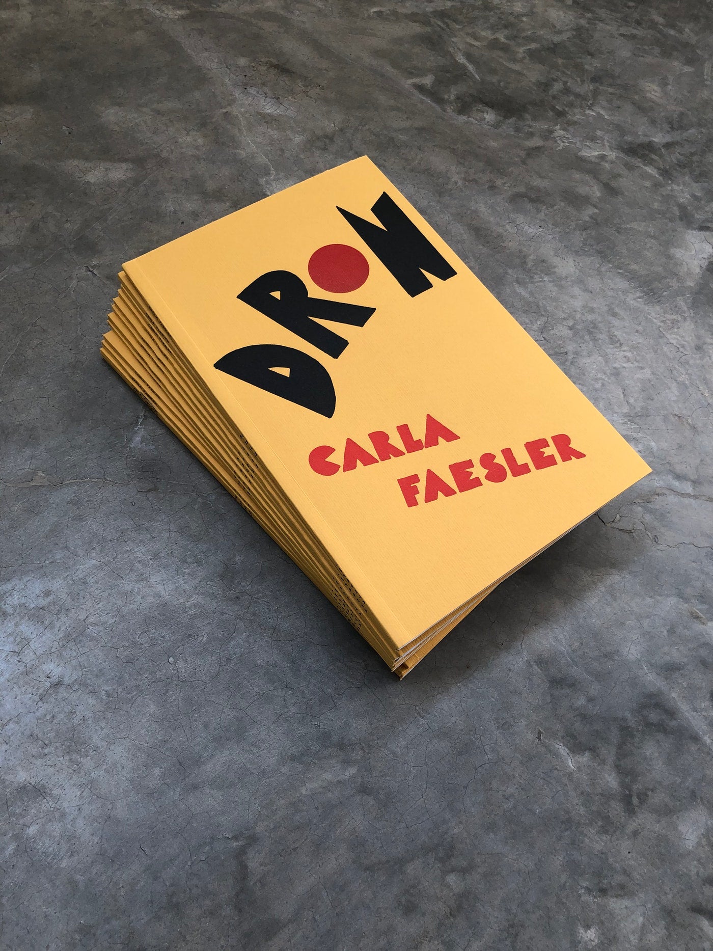 Dron (Mi madre era granadero) | Carla Faesler