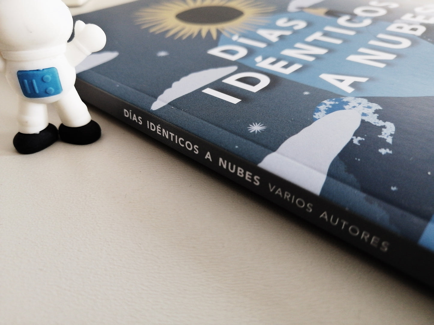 Días idénticos a nubes | Antología